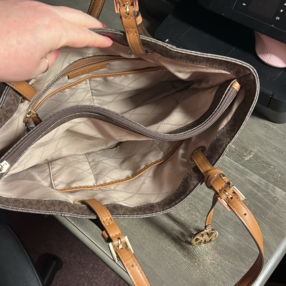 Michael Kors Jet Set Signature Tote Large 3 large sections. - Picture 3 of 6